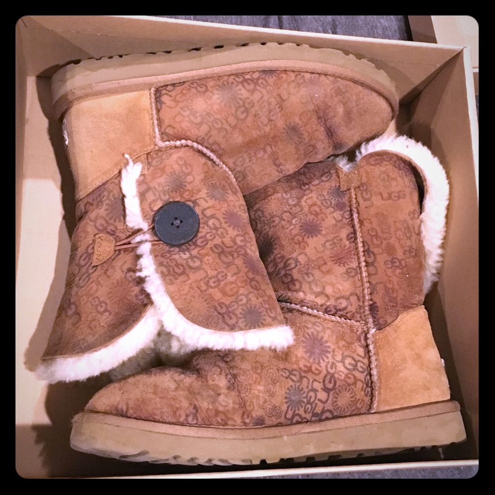 Ugg Bailey Button Logo - image 2